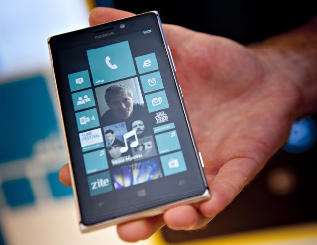 Στα χέρια της Microsoft το τμήμα συσκευών και υπηρεσιών της Nokia